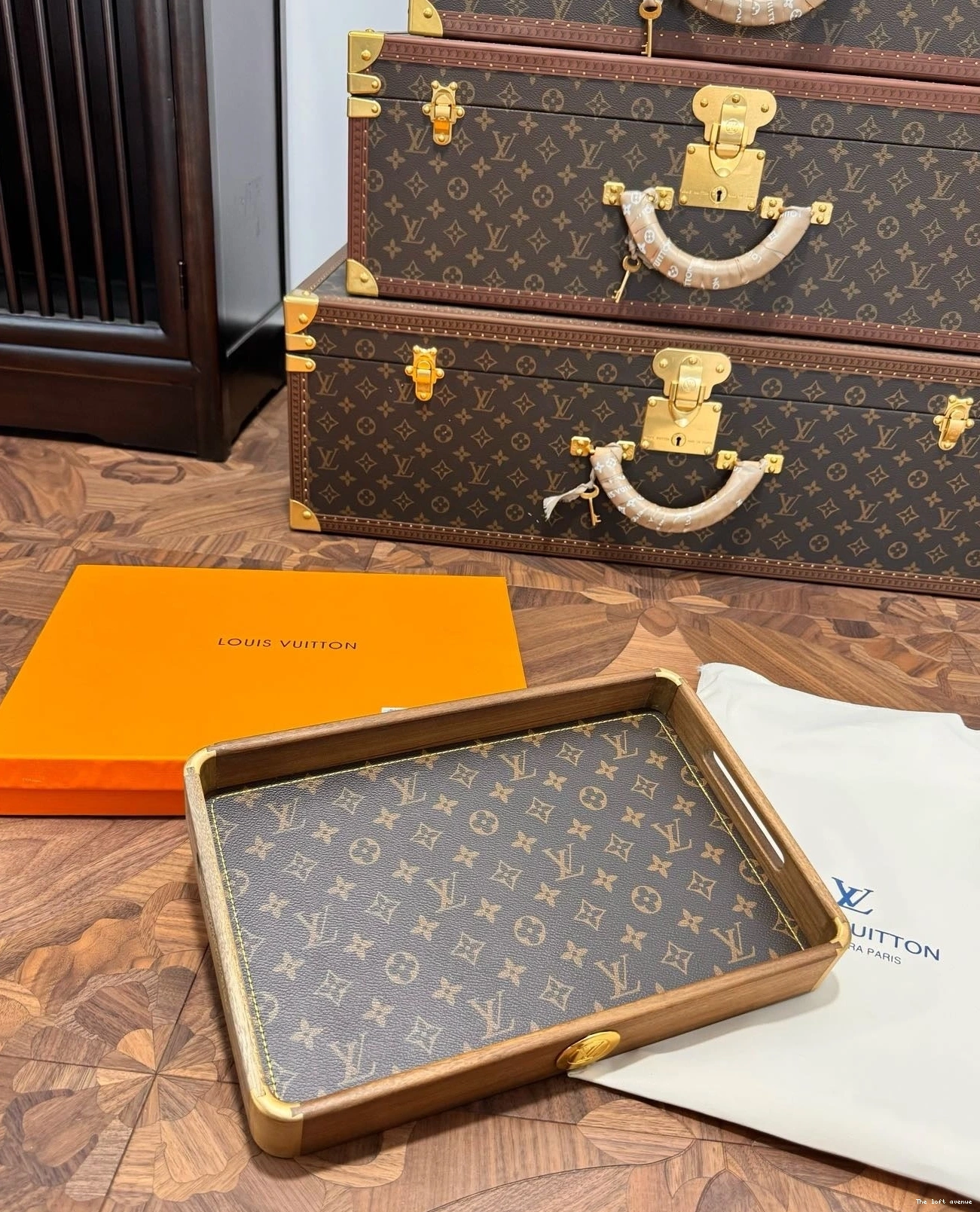 LV CUSTOM TRAY SERVING 0807